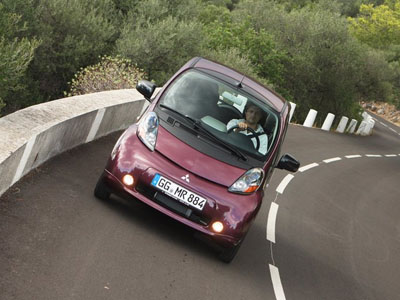 Θα αργήσουν να πέσουν οι τιμές υβριδικών και ηλεκτρικών